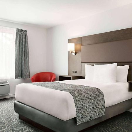 Travelodge By Wyndham Rigaud Εξωτερικό φωτογραφία