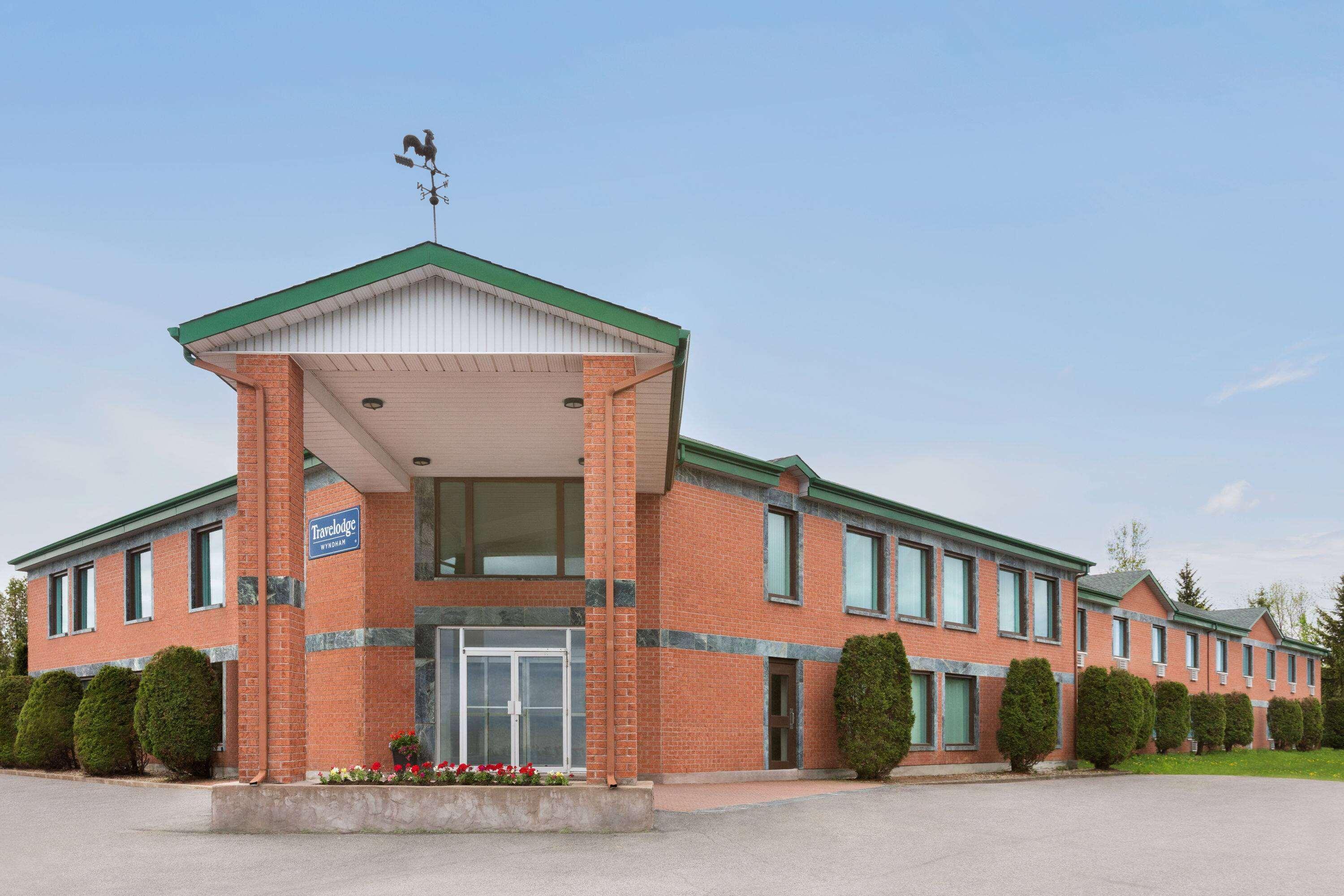 Travelodge By Wyndham Rigaud Εξωτερικό φωτογραφία