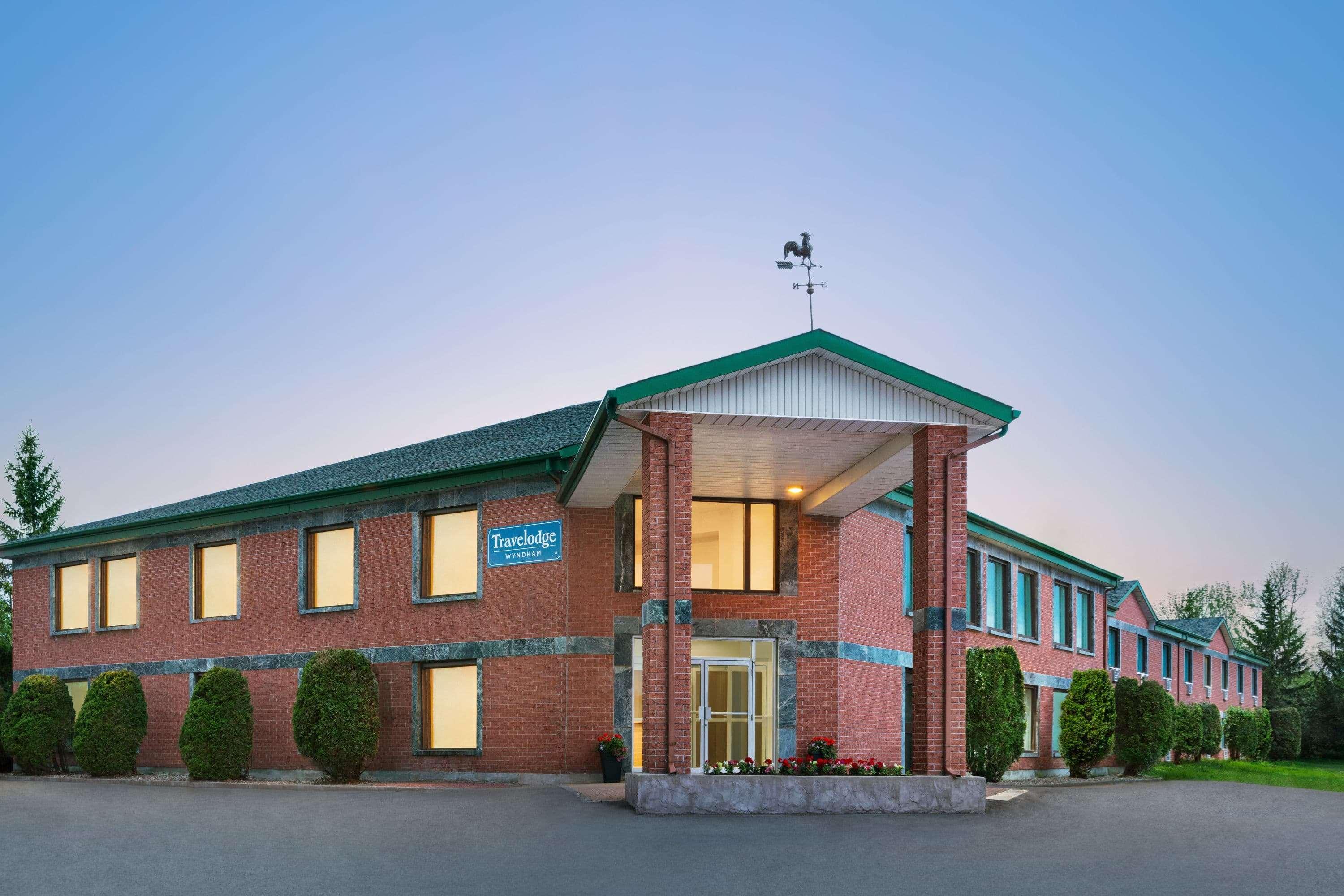 Travelodge By Wyndham Rigaud Εξωτερικό φωτογραφία