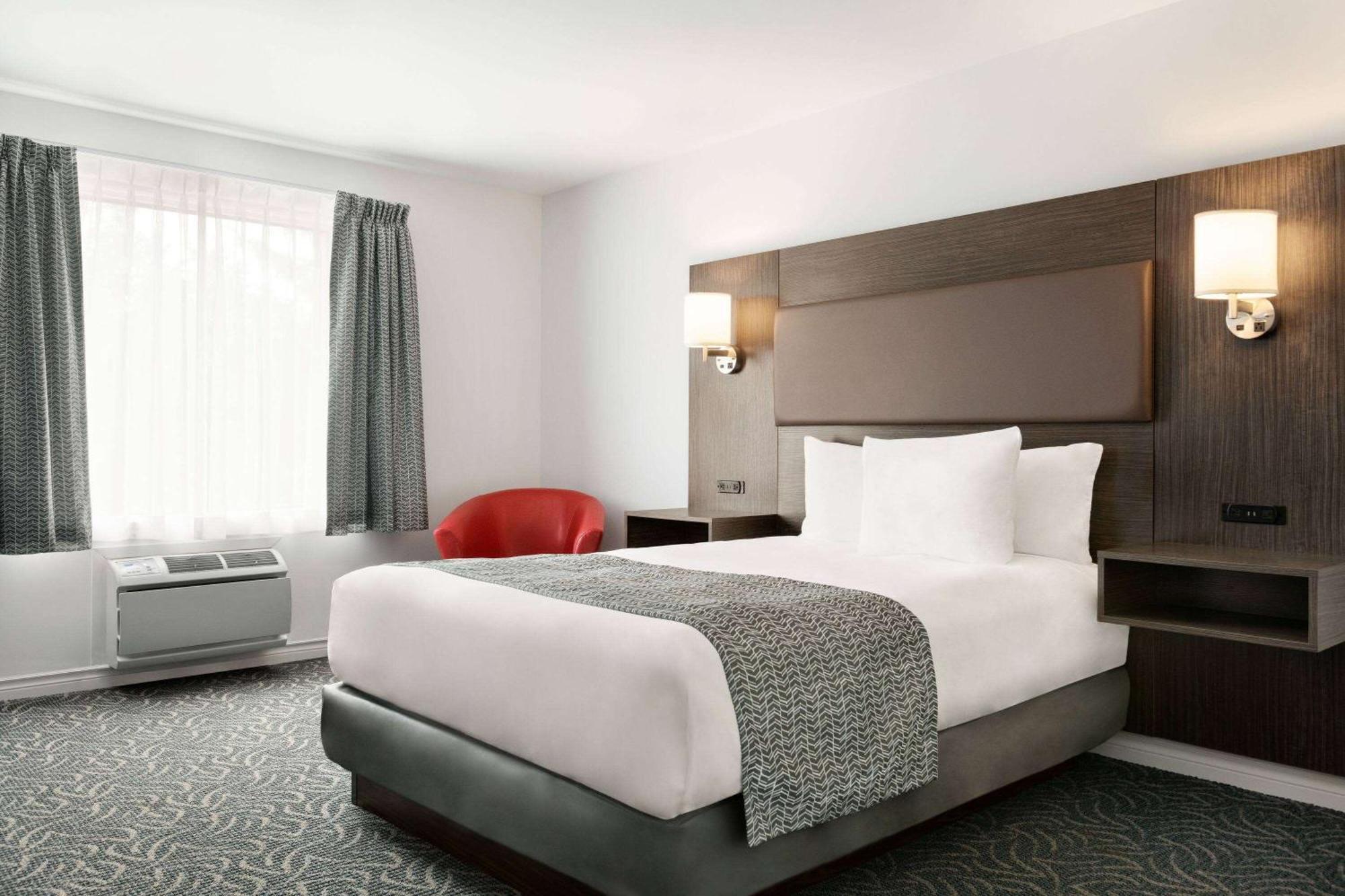 Travelodge By Wyndham Rigaud Εξωτερικό φωτογραφία